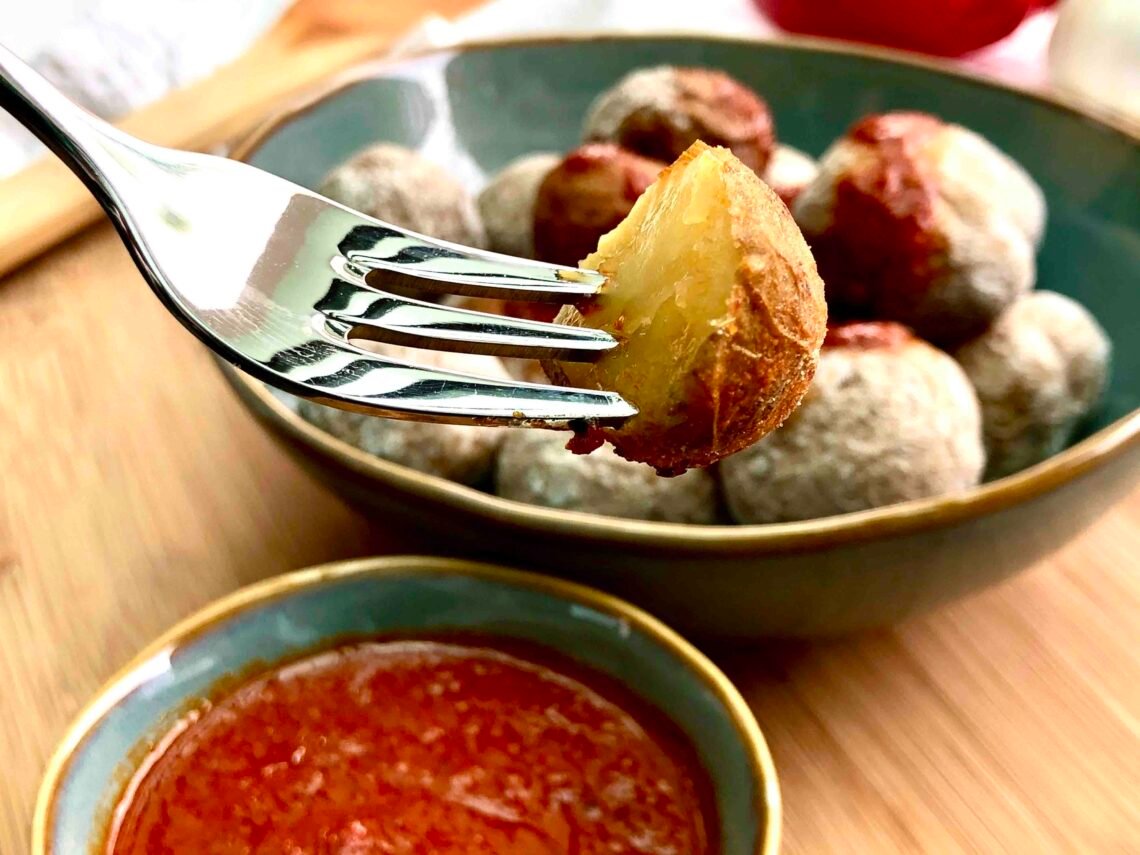 Me han estado pidiendo esta maravilla de receta Canaria ??PAPAS ARRUGADAS CON MOJO ?y es que este plato es uno de los más representativos de las islas, si vienen no pueden dejar de probarlo. Esta receta de mojo es de una linda abuelita ? canaria que ha querido compartir su secreto ❤️con nosotros y tengo que decirles que es la joya de corona, se queda exquisito. Les invito a que lo prueben porque además es muy sencillo de hacer. Feliz juernes familia!!! Ingredientes . ?papa para arrugar ?Agua ?1 puñado de sal gorda . Mojo rojo ?2 dientes de ajo ?1/2 cucharadita de comino ?Pimienta y sal al gusto ?1 tomate asado y pelado ?1 pimiento mediano asado y pelado ?Aceite de oliva ?1 cucharada de pimentón ?1 cucharadita de vinagre . Preparación de las papas arrugadas . ?Lavar bien las papas y retirarles toda la tierra que puedan tener ?Poner agua en un cazo, en cuanto rompa a hervir pondremos las papas, el puñado de sal y dejamos cocer hasta que al pincharlas con un palillo este salga y entre con facilidad ?Cuando estén hechas escurrimos el agua y las volvemos a poner en el cazo con calor medio alto hasta que tomen un color blanquecino y se arruguen . Preparación del mojo rojo . ?En un mortero májanos lo ajos junto con el comino y la pimienta ?En una batidora o procesador incorporamos el resto de los ingredientes (menos el aceite) molemos bien, le añadimos el majado de los ajos, batimos e iremos incorporando poco a poco el aceite hasta obtener una salsa ni líquida ni densa con una textura cremosa. Corregimos el punto de sal