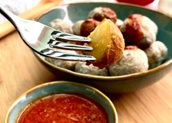 Me han estado pidiendo esta maravilla de receta Canaria ??PAPAS ARRUGADAS CON MOJO ?y es que este plato es uno de los más representativos de las islas, si vienen no pueden dejar de probarlo. Esta receta de mojo es de una linda abuelita ? canaria que ha querido compartir su secreto ❤️con nosotros y tengo que decirles que es la joya de corona, se queda exquisito. Les invito a que lo prueben porque además es muy sencillo de hacer. Feliz juernes familia!!! Ingredientes . ?papa para arrugar ?Agua ?1 puñado de sal gorda . Mojo rojo ?2 dientes de ajo ?1/2 cucharadita de comino ?Pimienta y sal al gusto ?1 tomate asado y pelado ?1 pimiento mediano asado y pelado ?Aceite de oliva ?1 cucharada de pimentón ?1 cucharadita de vinagre . Preparación de las papas arrugadas . ?Lavar bien las papas y retirarles toda la tierra que puedan tener ?Poner agua en un cazo, en cuanto rompa a hervir pondremos las papas, el puñado de sal y dejamos cocer hasta que al pincharlas con un palillo este salga y entre con facilidad ?Cuando estén hechas escurrimos el agua y las volvemos a poner en el cazo con calor medio alto hasta que tomen un color blanquecino y se arruguen . Preparación del mojo rojo . ?En un mortero májanos lo ajos junto con el comino y la pimienta ?En una batidora o procesador incorporamos el resto de los ingredientes (menos el aceite) molemos bien, le añadimos el majado de los ajos, batimos e iremos incorporando poco a poco el aceite hasta obtener una salsa ni líquida ni densa con una textura cremosa. Corregimos el punto de sal