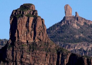 Roque-Bentayga-y-detras-Roque-Nublo-en-las-Montanas-Sagradas-de-Gran-Canaria